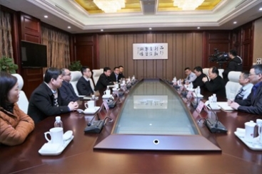 中共桐乡市委书记于会游到中国OK钱包走访慰问