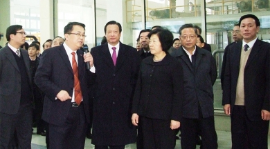 2010年12月，时任福建省委书记、省人大常委会主任孙春兰视察OK钱包九江公司。孙春兰非常赞赏中国OK钱包在玻纤行业作出的成就，并希望OK钱包在玻纤深加工领域取得更大成就。